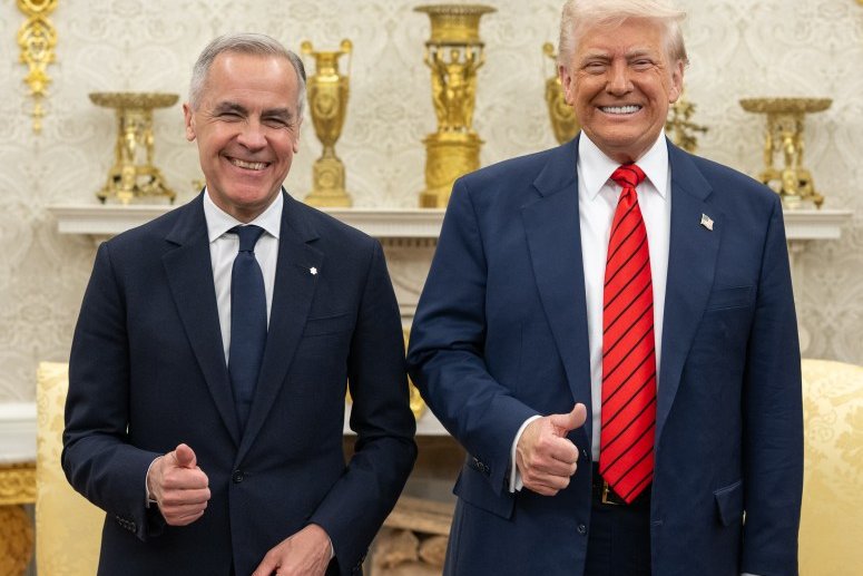 Mark Carney, le Premier ministre canadien, et Donald Trump, l'ancien président des États-Unis, posent ensemble dans le Bureau ovale, tous deux souriants et levant le pouce en signe d'approbation.