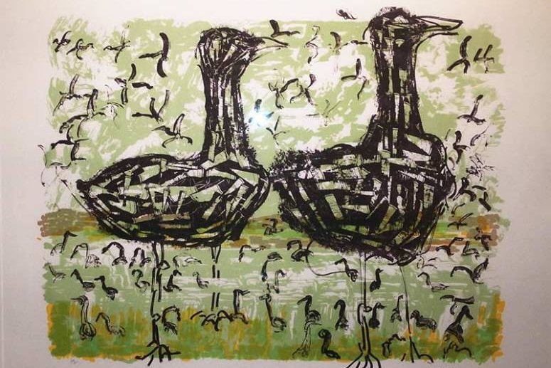 Illustration abstracte de deux oiseaux stylisés au premier plan, entourés de motifs de petits oiseaux en arrière-plan sur un fond vert, évoquant la nature et la faune.
