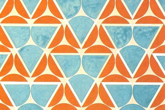 Motif géométrique composé de triangles et de cercles de couleur bleue, orange et blanche, formant un motif répétitif.