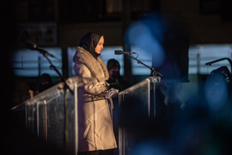 Nusaiba Al-Azem devant la Grande mosquée de Québec le 29 janvier 2022 pour représenter la London Muslim Mosque